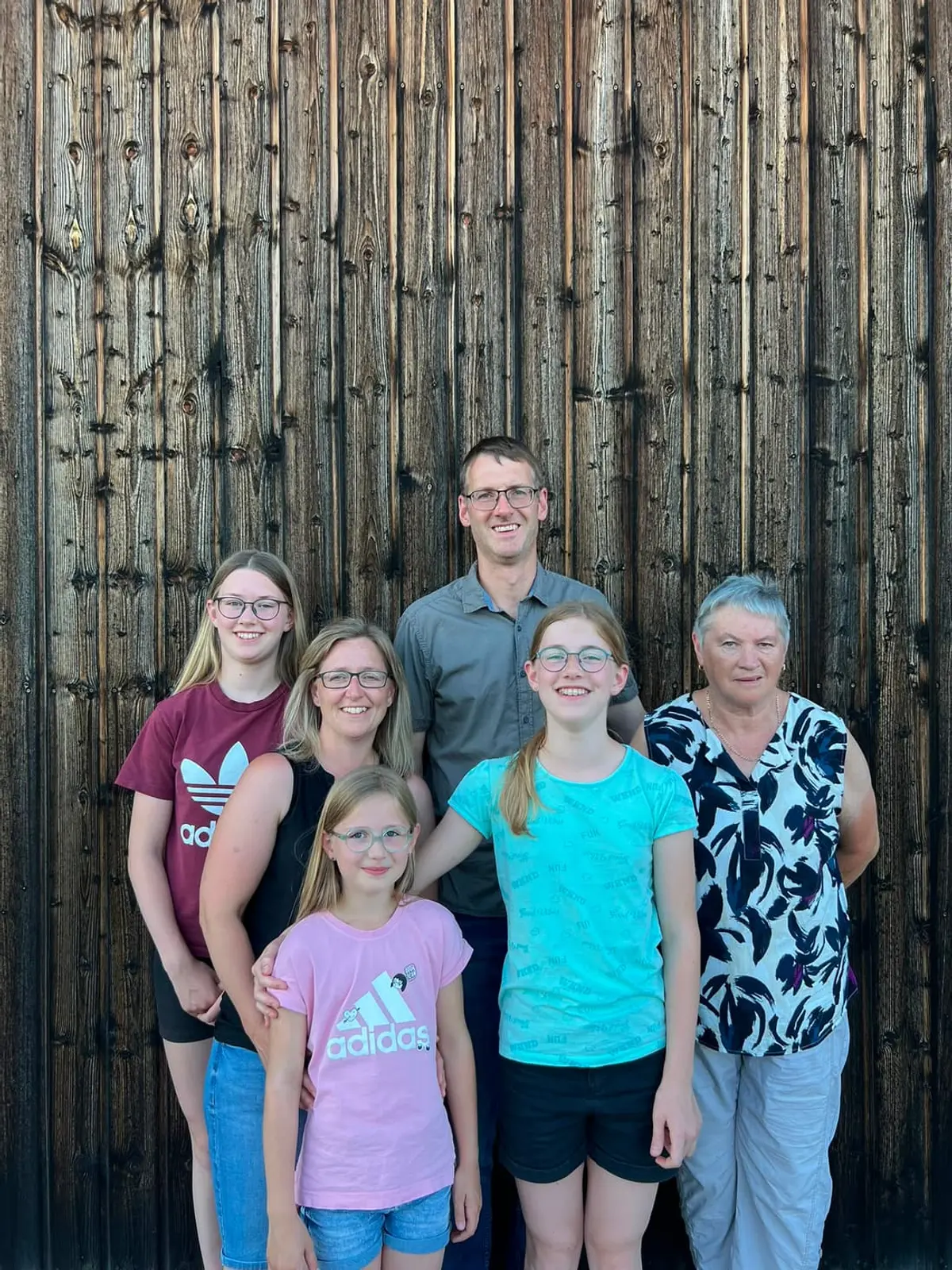 Die Familie Gößwein vor ihrem Gasthaus in Mörsach