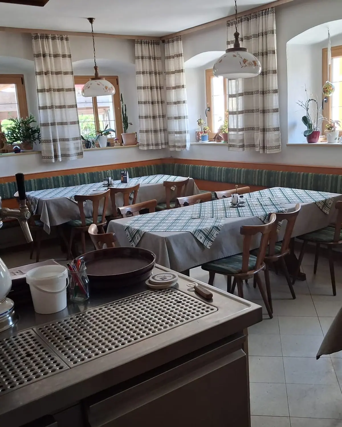 Liebevoll gedeckter Tisch in der Gaststube des Gasthaus Gößwein