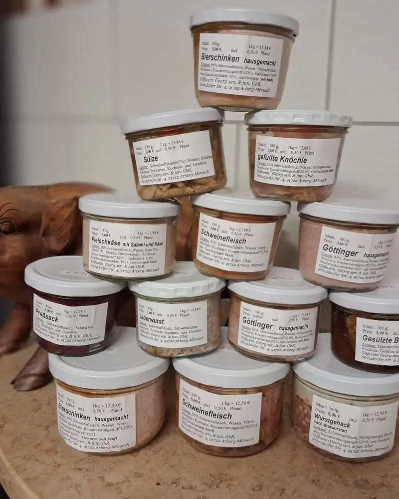 Pyramide aus Einmachgläsern mit eingekochter Wurst und Fleisch aus eigener Herstellung
