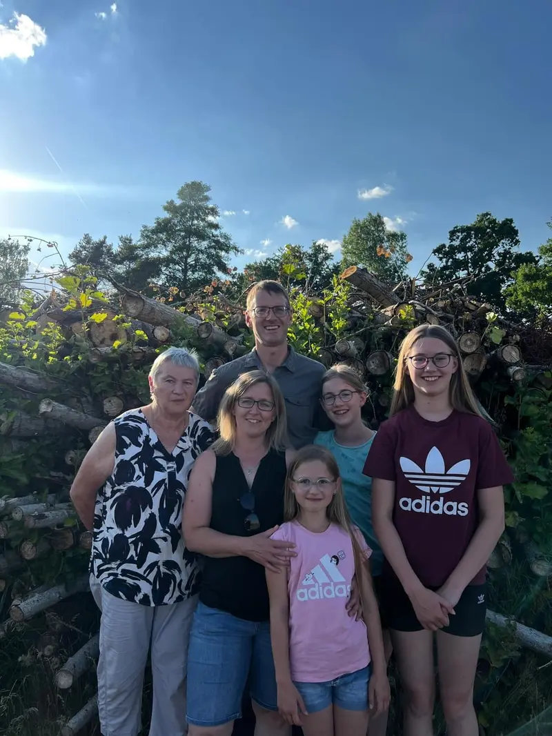 Familie Gößwein vor ihrem Hof in Mörsach