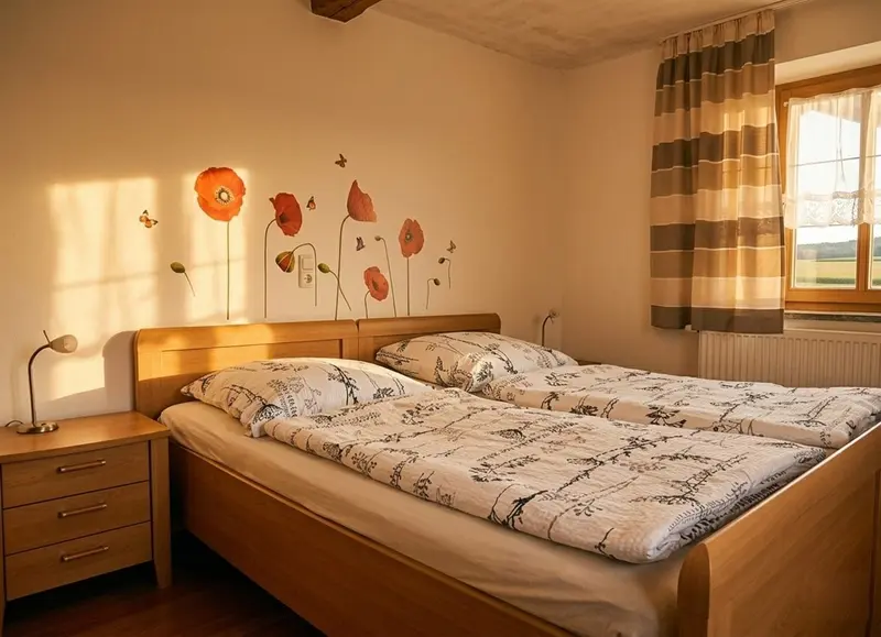 Helle Ferienwohnung mit zwei Betten und floraler Wanddekoration