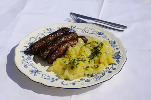 Fränkische Bratwürste mit hausgemachtem Kartoffelsalat und Schnittlauch