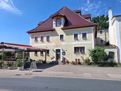 Straßenansicht des Gasthaus Gößwein mit überdachtem Biergarten