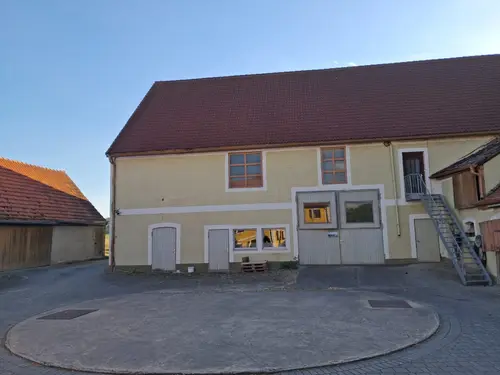 Innenhof des Hofs Gößwein mit Stadel im Abendlicht