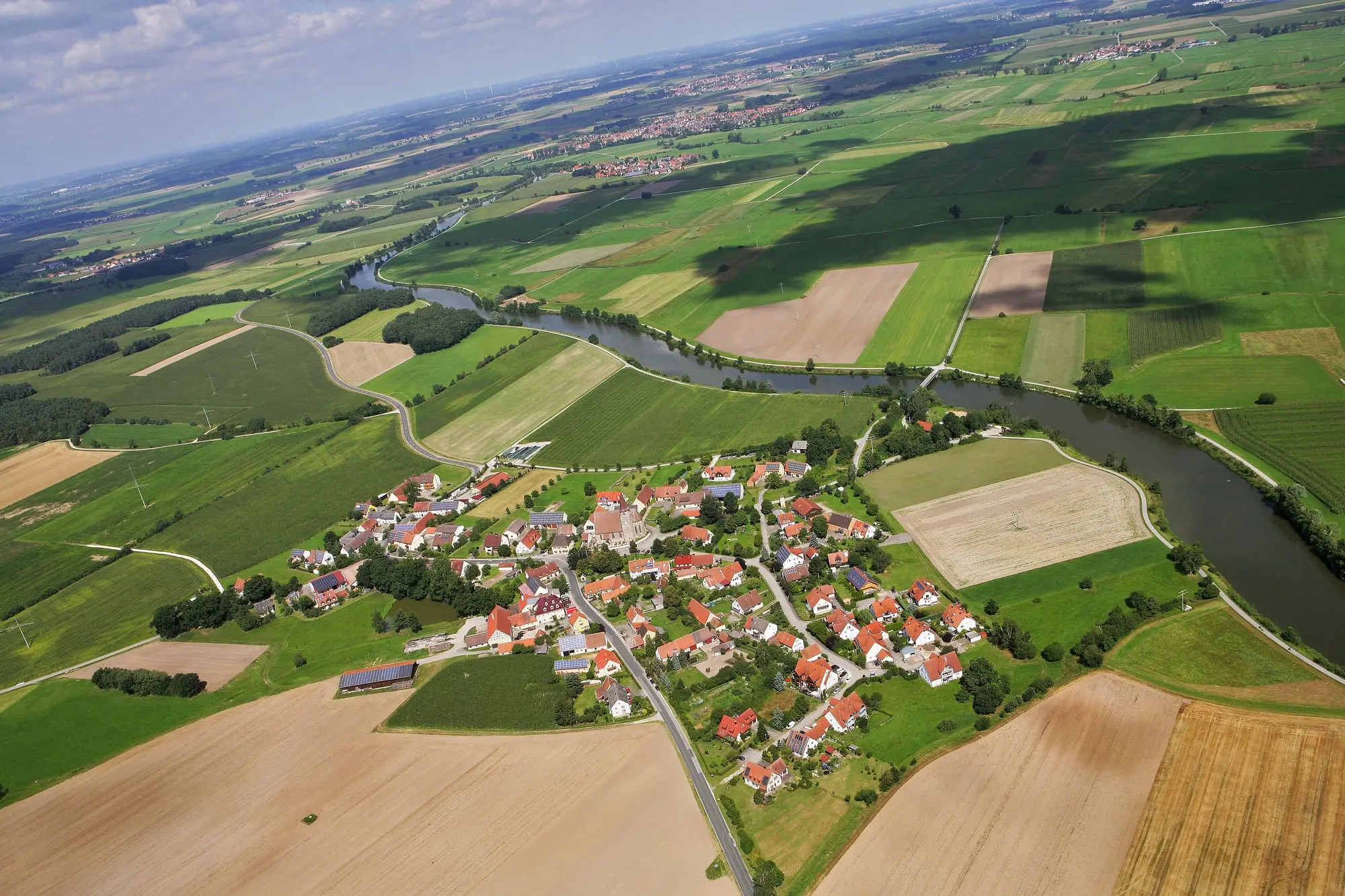 Weite Luftaufnahme von Mörsach mit dem Hof Gößwein und der umgebenden Landschaft