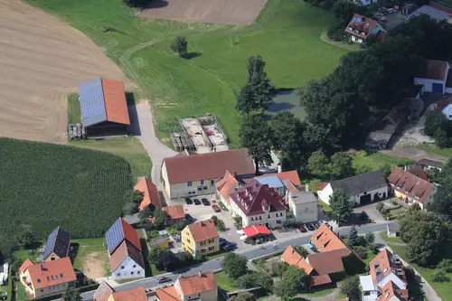 Luftaufnahme des Hofs und Gasthauses Gößwein