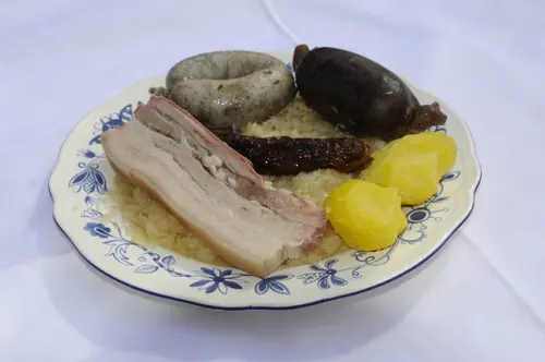Schlachtschüssel aus eigener Schlachtung mit Kesselfleisch, Blutwurst, Wammerl, Bratwurst, Sauerkraut und Kartoffeln